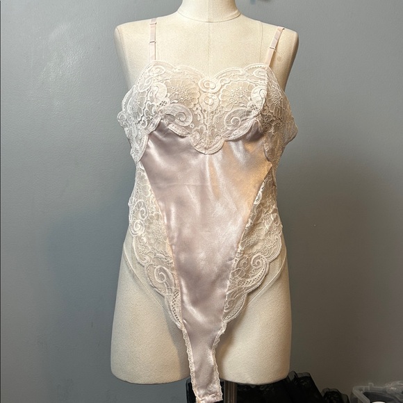 Vintage Delicates light pink polyester satin lace chemise size M - Picture 2 of 16